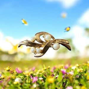 Elegant Gold and Pearl Brooch